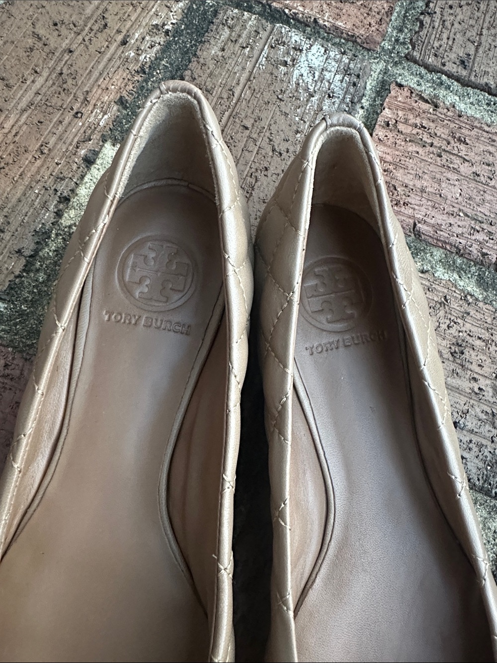 Tory Burch Quilted Nude Leather Logo Ballet Flats - Picture 2 of 9